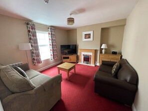 家庭套房, 2 间卧室, 厨房 | 起居区 | 65-英寸智能电视（  配备数码频道）、电视、iPod 基座