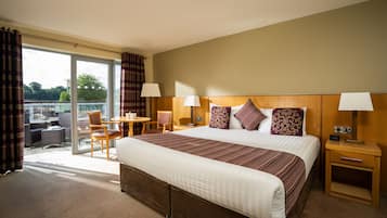 Executive Suite | Desk, blackout drapes, soundproofing, iron/ironing board