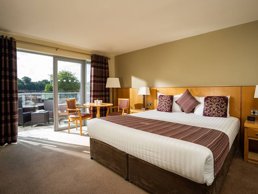 Executive Suite | Desk, blackout curtains, soundproofing, iron/ironing board