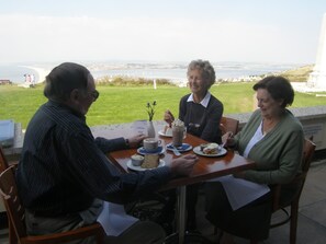 Petit-déjeuner, déjeuner et dîner servis sur place, vue sur la mer