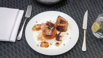 Alimentos y bebidas