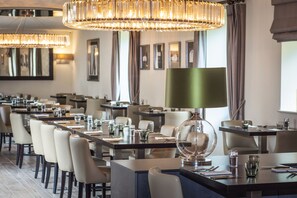 Petit déjeuner et dîner servis sur place