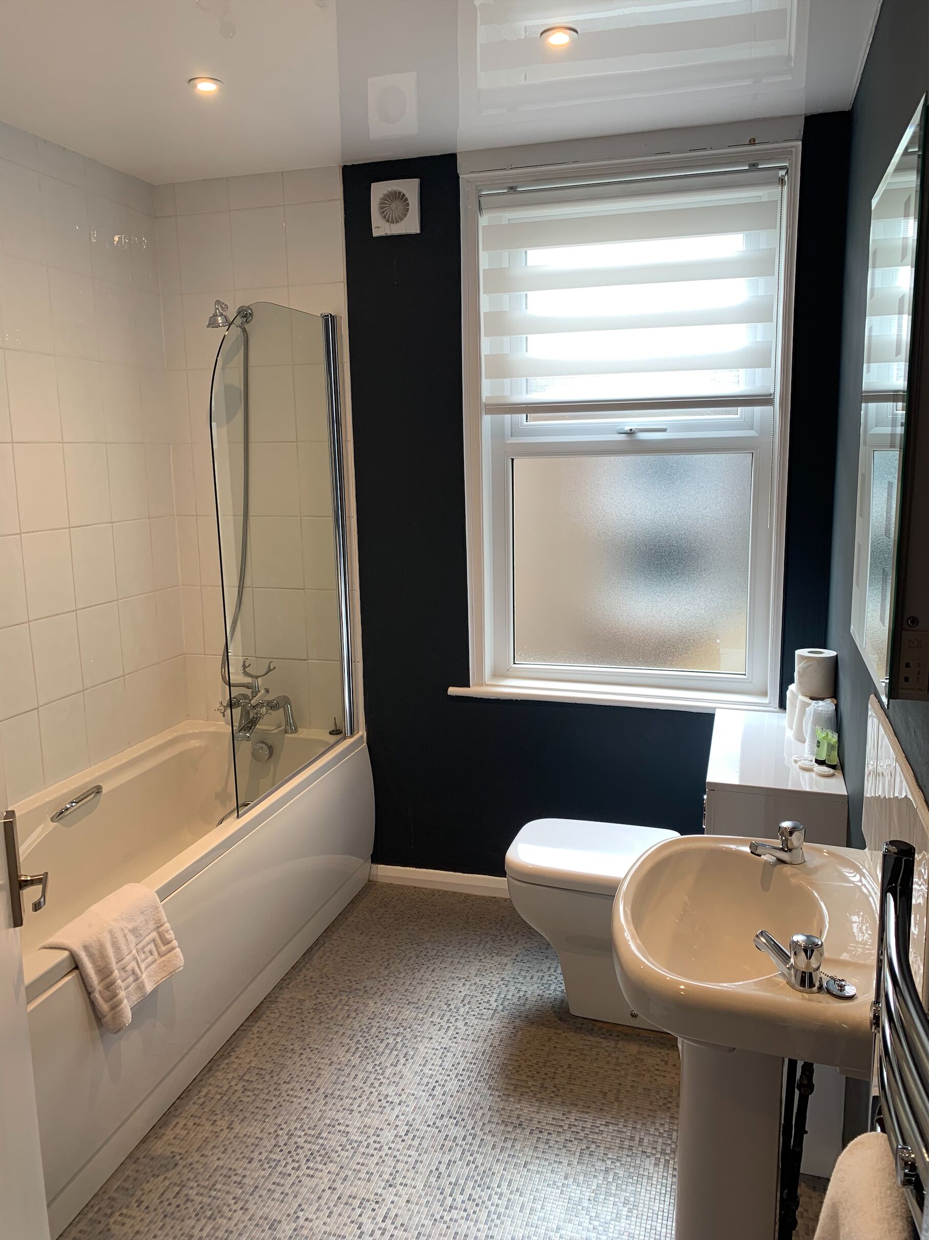Une salle de bain avec une baignoire, des toilettes et un lavabo.