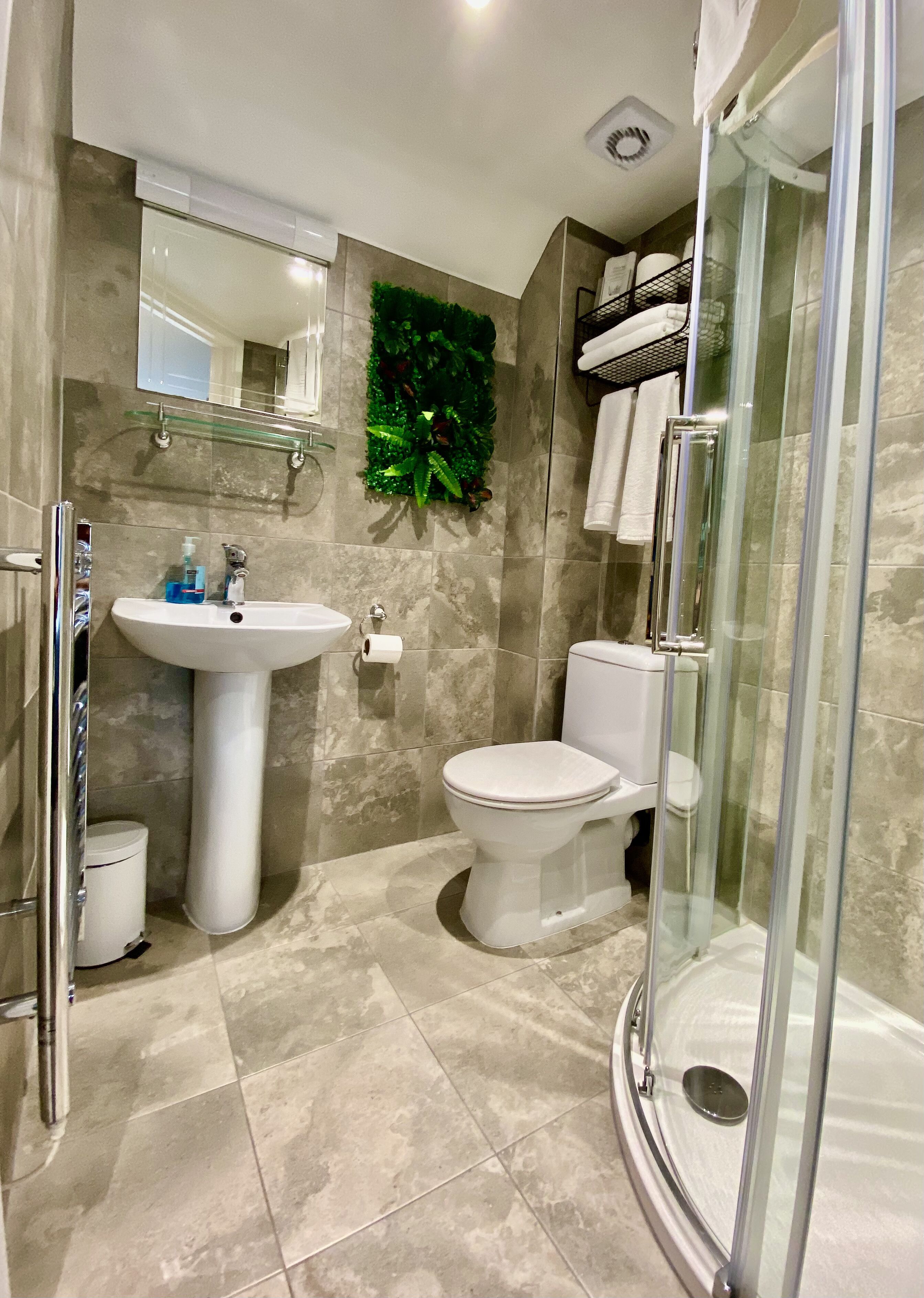 Standard Double Room | Bathroom | Shower, free toiletries, hair dryer, towels
