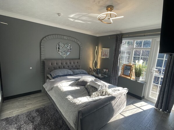 Betten mit Memory-Foam-Matratzen, Bügeleisen/Bügelbrett