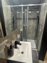 Habitación Confort doble, baño privado | Baño | Ducha, secador de pelo y toallas