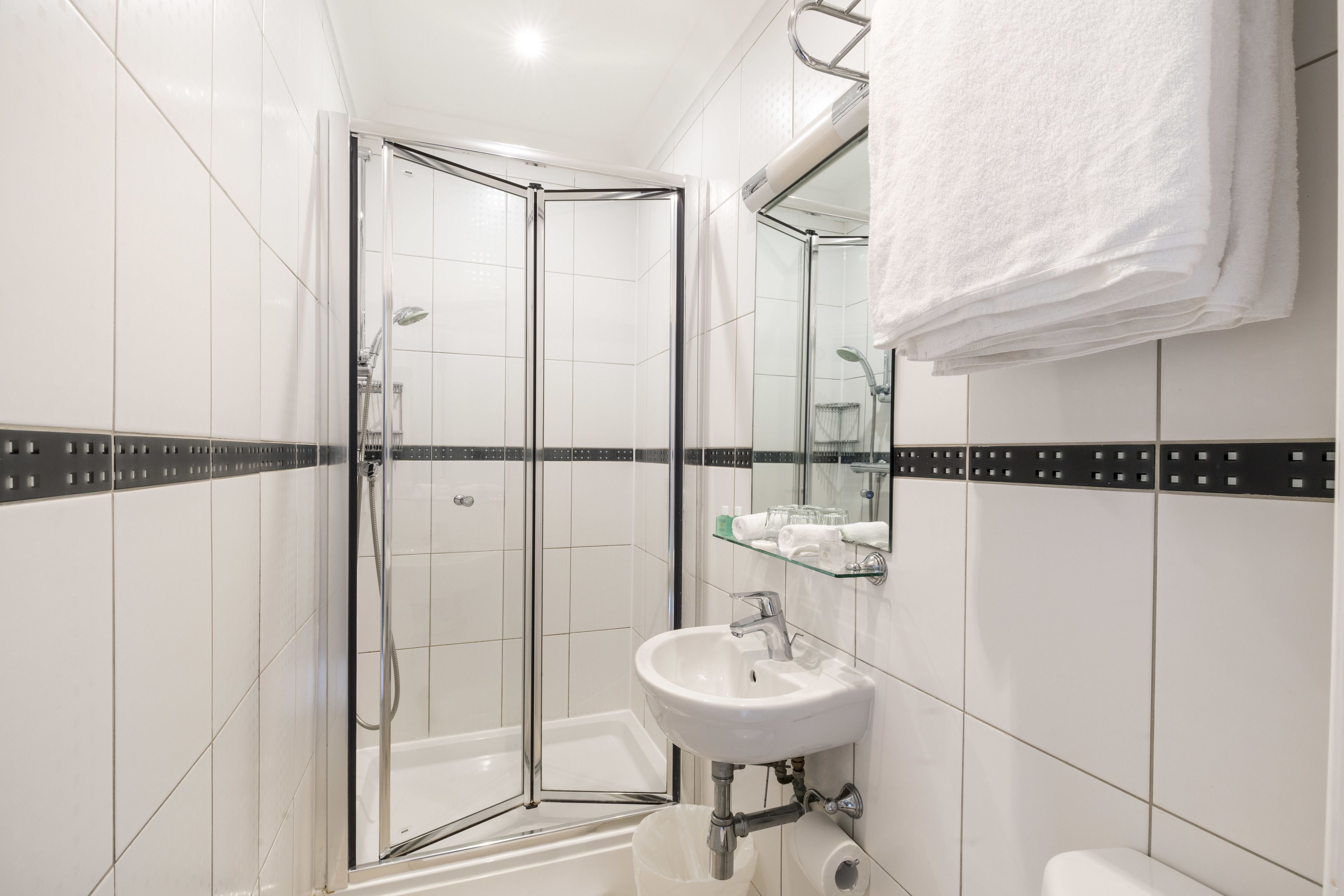 standard double room | bathroom | shower, free toiletries, hair dryer, towels