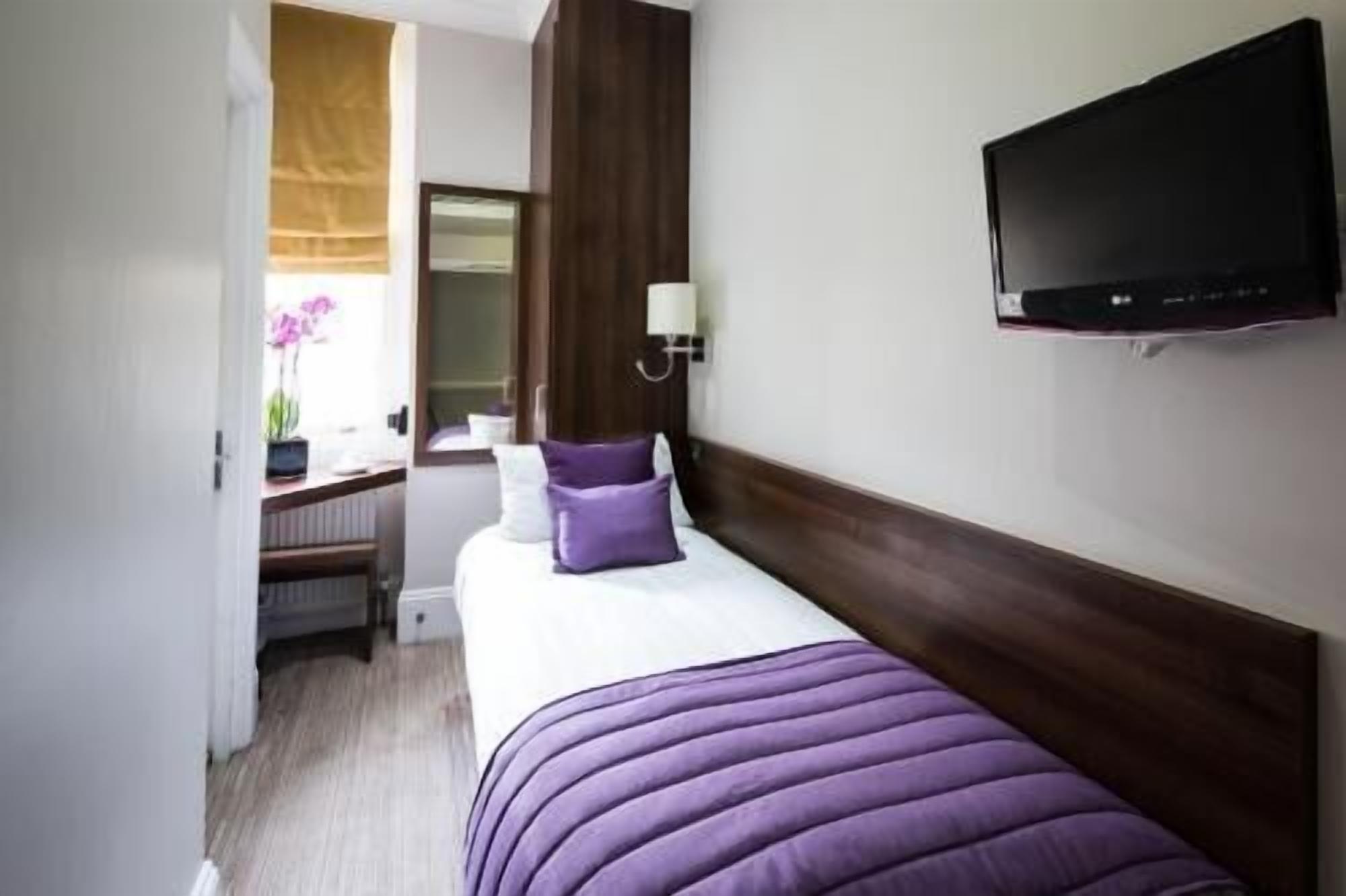 Minibar, in-room safe, iron/ironing board, free WiFi