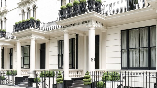 Une façade typique d’un hôtel londonien, avec ses colonnes blanches, ses balustrades noires et ses fenêtres numérotées.