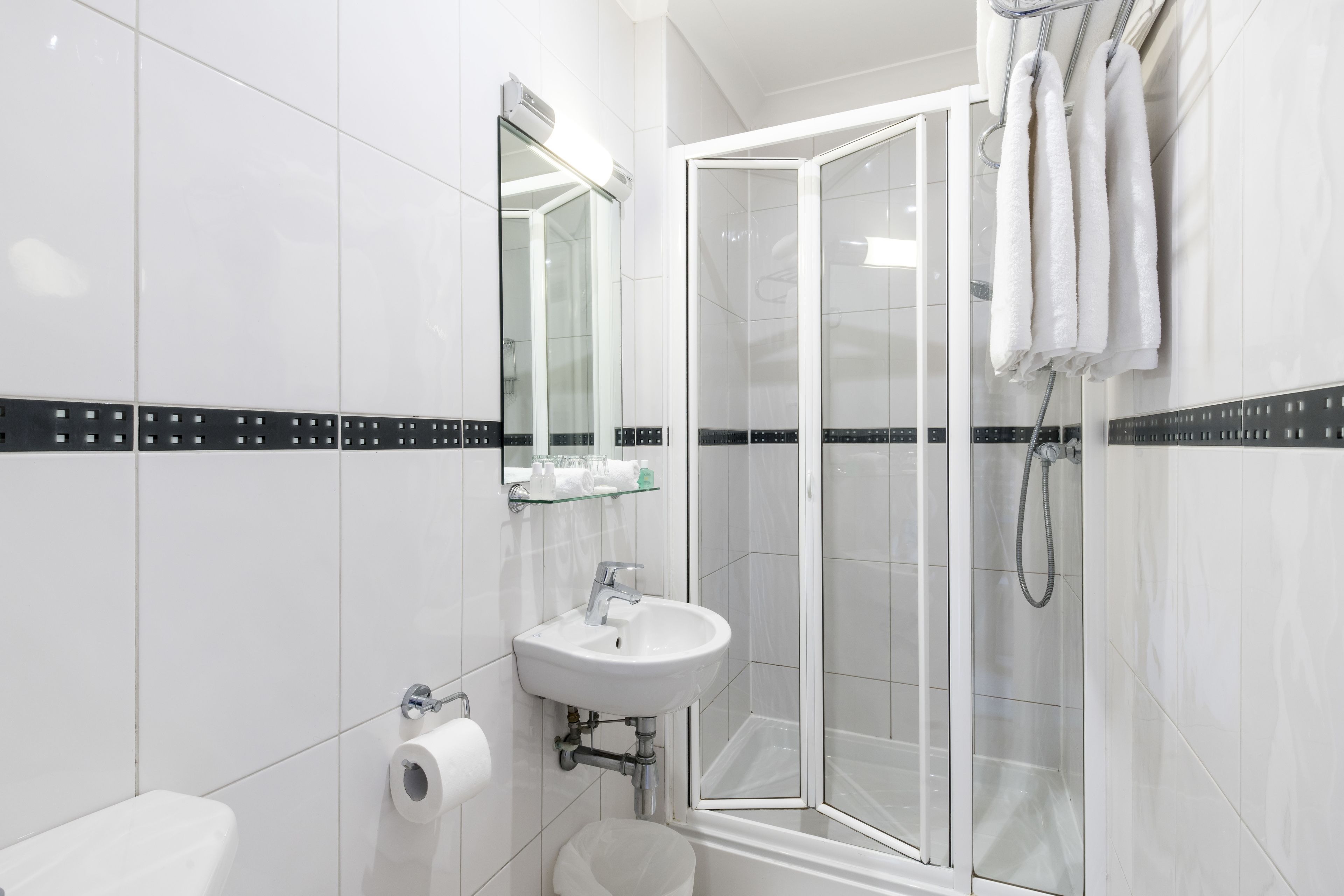 standard twin bedded room | bathroom | shower, free toiletries, hair dryer, towels