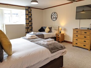 Family Room | Iron/ironing board, WiFi, bed sheets