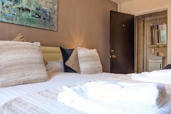 Standard Double Room | Iron/ironing board, WiFi, bed sheets