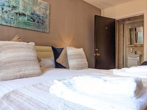 Quarto casal standard | Ferros/tábuas de passar roupa, Wi-Fi, roupa de cama