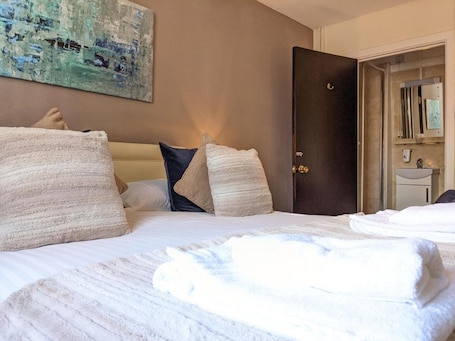 Standard Double Room | Iron/ironing board, WiFi, bed sheets