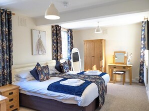 Standard Double Room | Iron/ironing board, WiFi, bed sheets