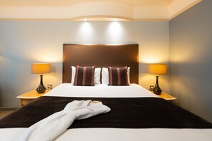 Club Room | Hypo-allergenic bedding, in-room safe, desk, blackout curtains