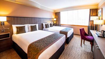 Phòng 2 giường đơn Tiêu chuẩn | Bộ đồ giường kháng dị ứng, két bảo mật tại phòng, bàn, màn/rèm cản sáng