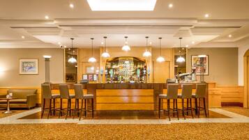 Serves breakfast, lunch, and dinner