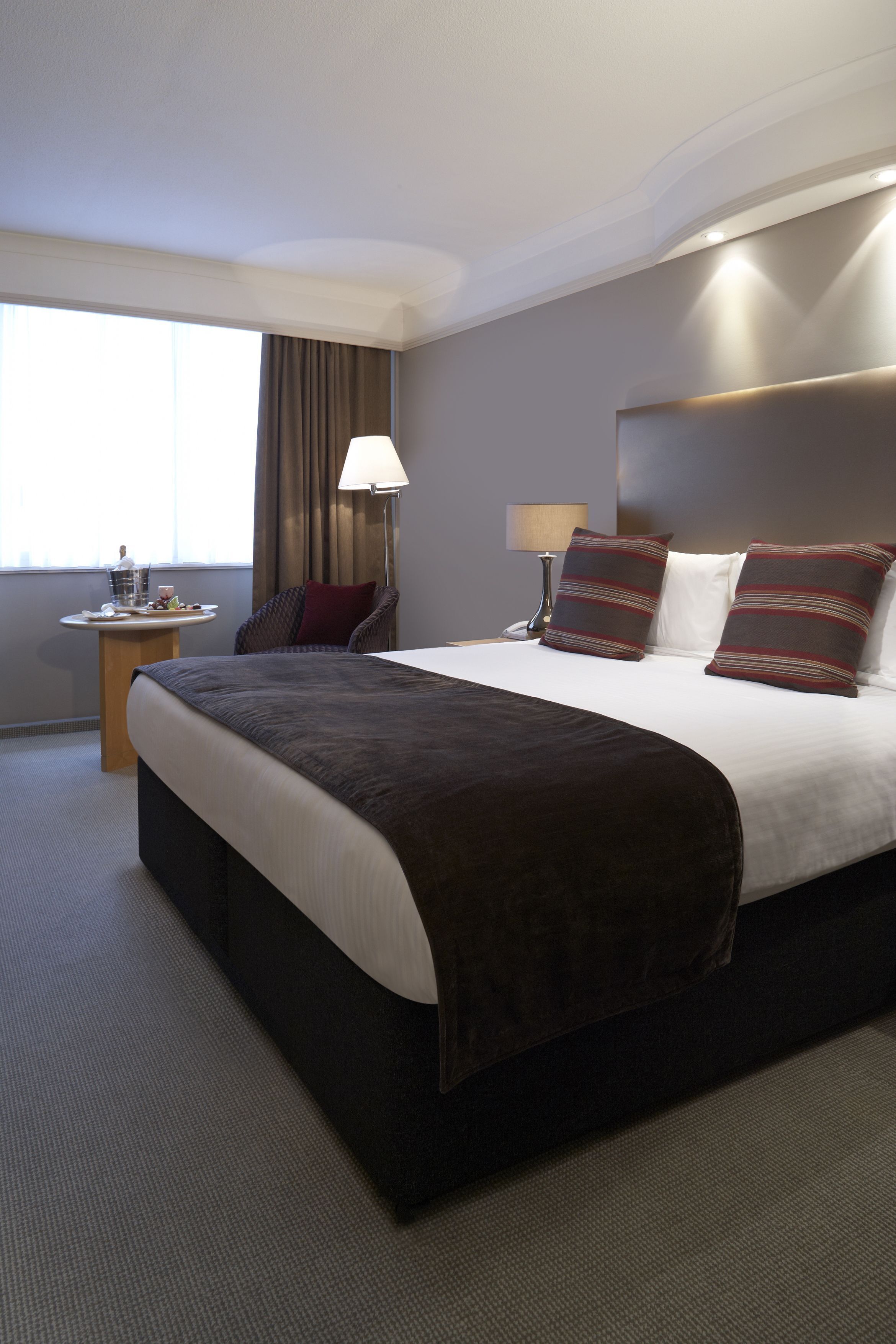 Hypo-allergenic bedding, in-room safe, desk, blackout curtains