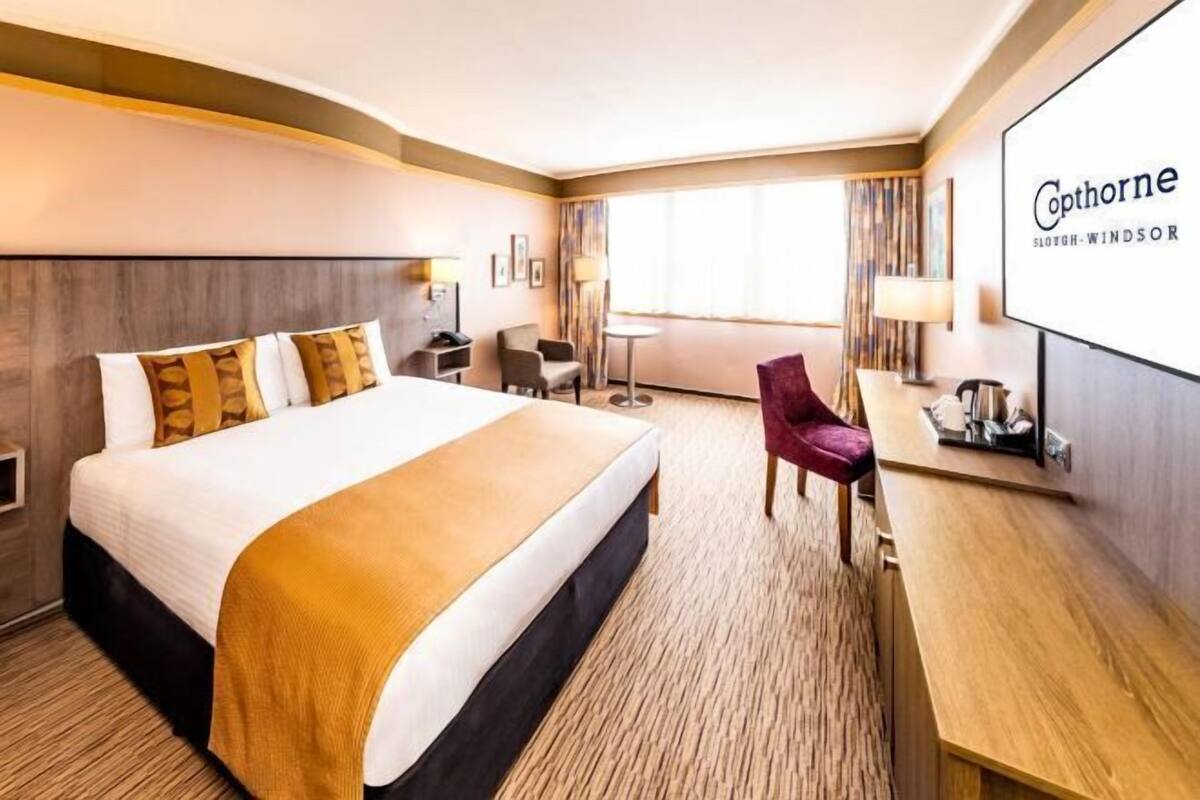 Roupas de cama antialérgicas, cofres nos quartos, escrivaninha