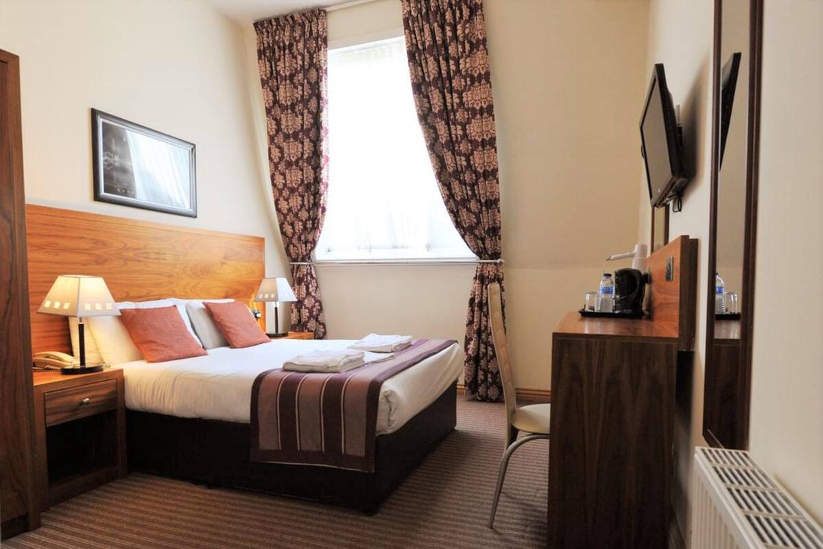 Double Room | Desk, iron/ironing board (on request), WiFi (free)