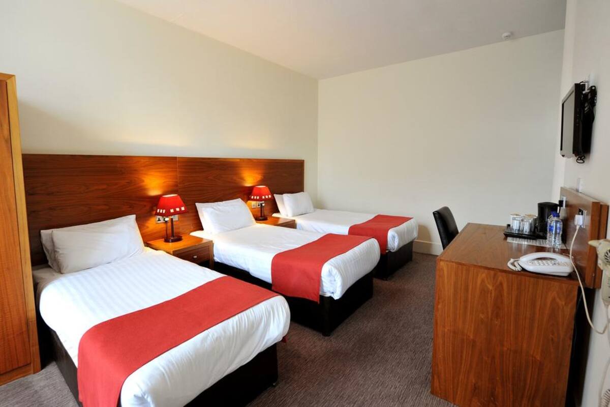 Basic Triple Room | Desk, iron/ironing board (on request), WiFi (free)