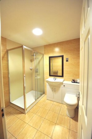 Baignoire, articles de toilette gratuits, sèche-cheveux