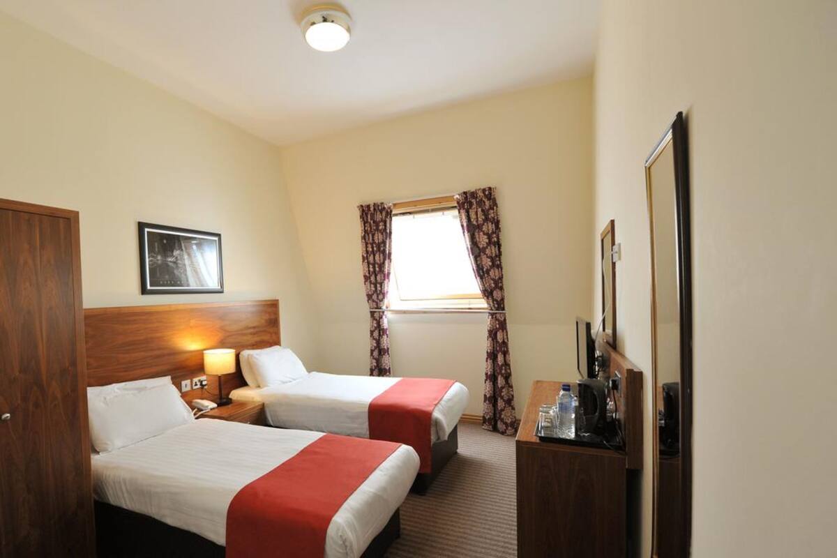 Twin Room | Desk, iron/ironing board (on request), WiFi (free)