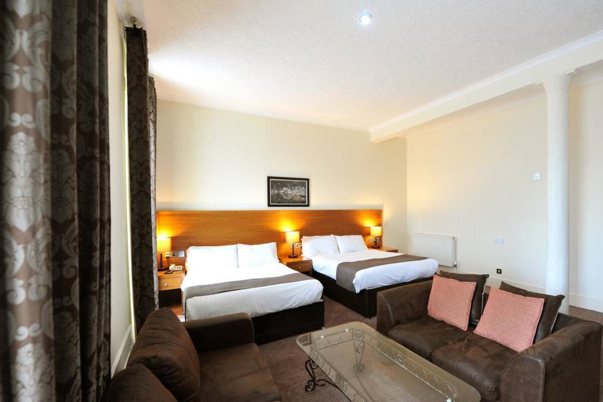 Basic Quadruple Room | Desk, iron/ironing board (on request), WiFi (free)