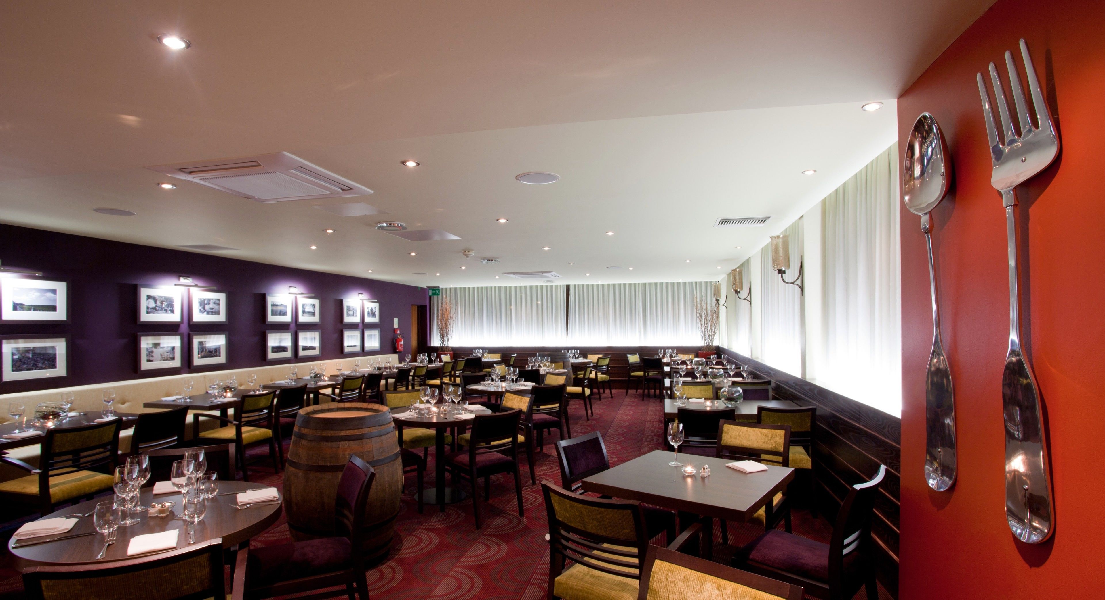 Breakfast, lunch, dinner served; garden views 