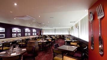 Melayani sarapan, makan siang, makan malam; dengan pemandangan taman