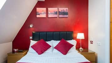 Ropa de cama hipoalergénica, caja fuerte, escritorio y cortinas opacas