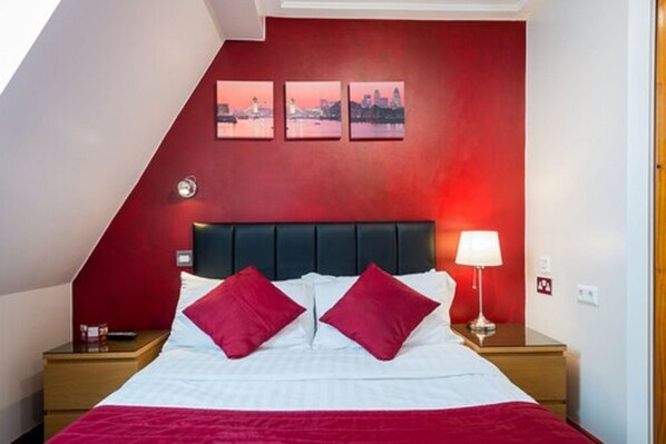 Hypo-allergenic bedding, in-room safe, desk, blackout curtains