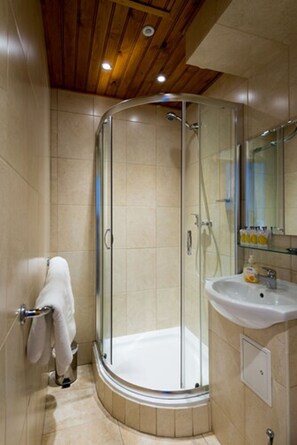 Family Room | Bathroom | Shower, rainfall showerhead, designer toiletries, hair dryer - Adria Hotel (London)