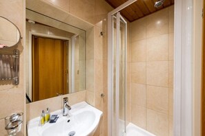 Chambre triple (Double Extra) | Salle de bain | Douche, douche cascade, articles de toilette griffés, séchoir à cheveux