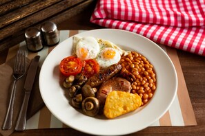 Desayuno completo diario (GBP 10.25 por persona)