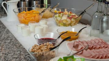 Tägliches großes Frühstück (10.25 GBP pro Person)
