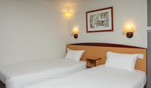 A hotel room with two single beds, a wooden headboard, wall-mounted lamps, and a framed picture on the wall. - Campanile restaurant BASILDON - East of London (Basildon)