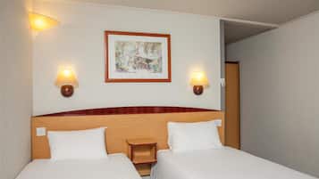 Escritorio, cortinas blackout y tabla de planchar con plancha