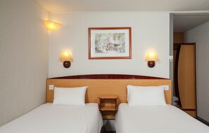 Standard Room, 2 Single Beds | Desk, blackout curtains, iron/ironing board, free WiFi - Campanile restaurant BASILDON - East of London (Basildon)