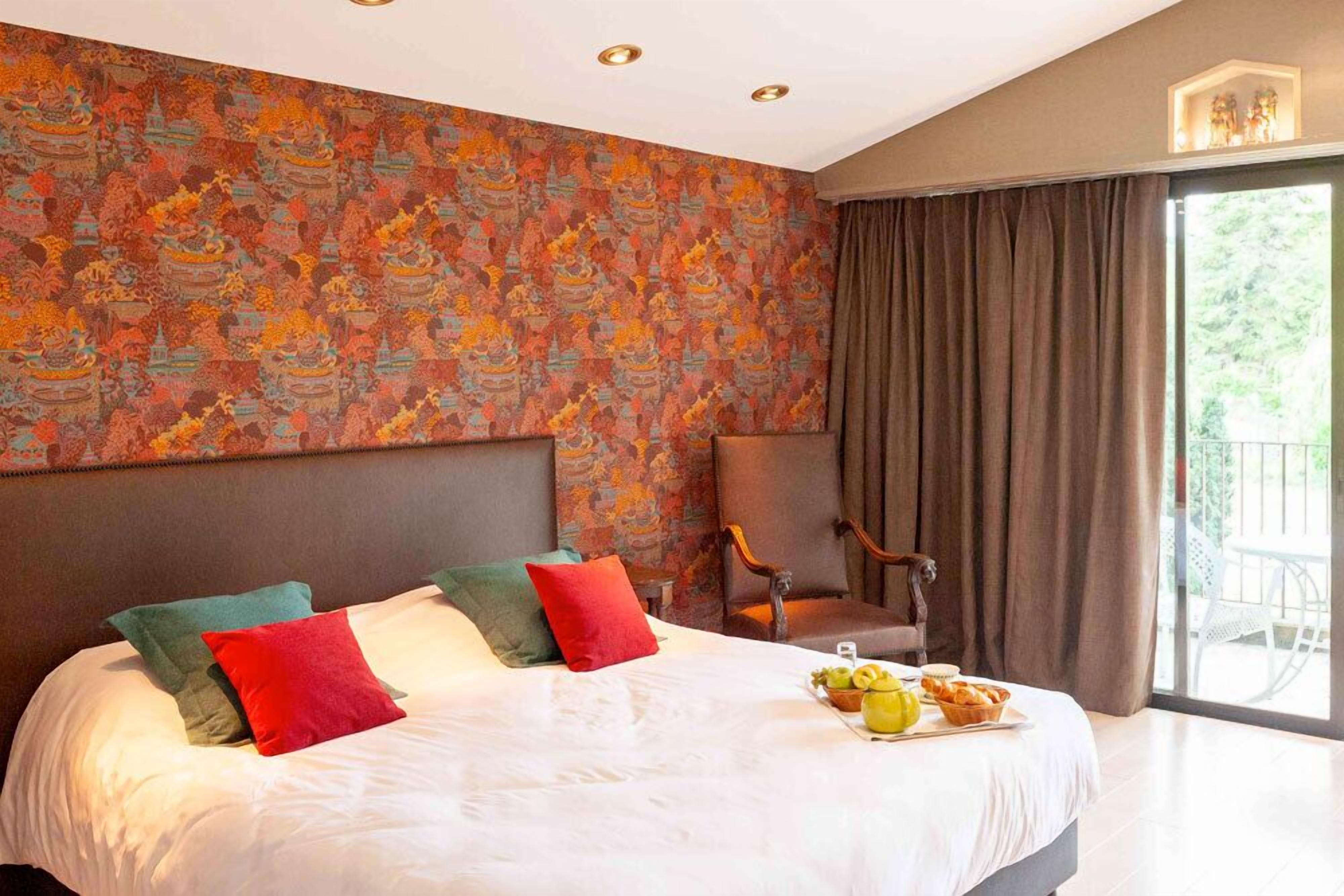 deluxe triple room | premium bedding, individually decorated, individually furnished, desk