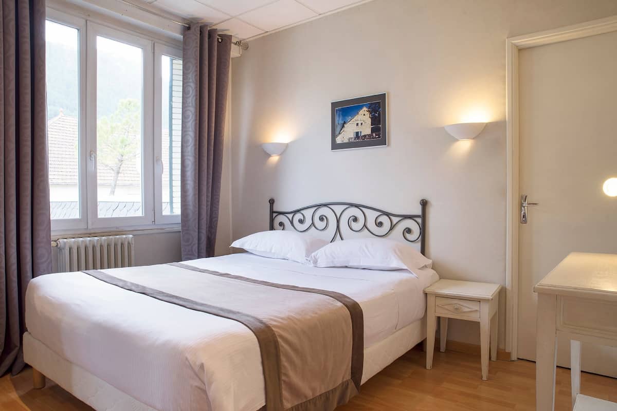 Standard Double Room | Minibar, in-room safe, desk, iron/ironing board