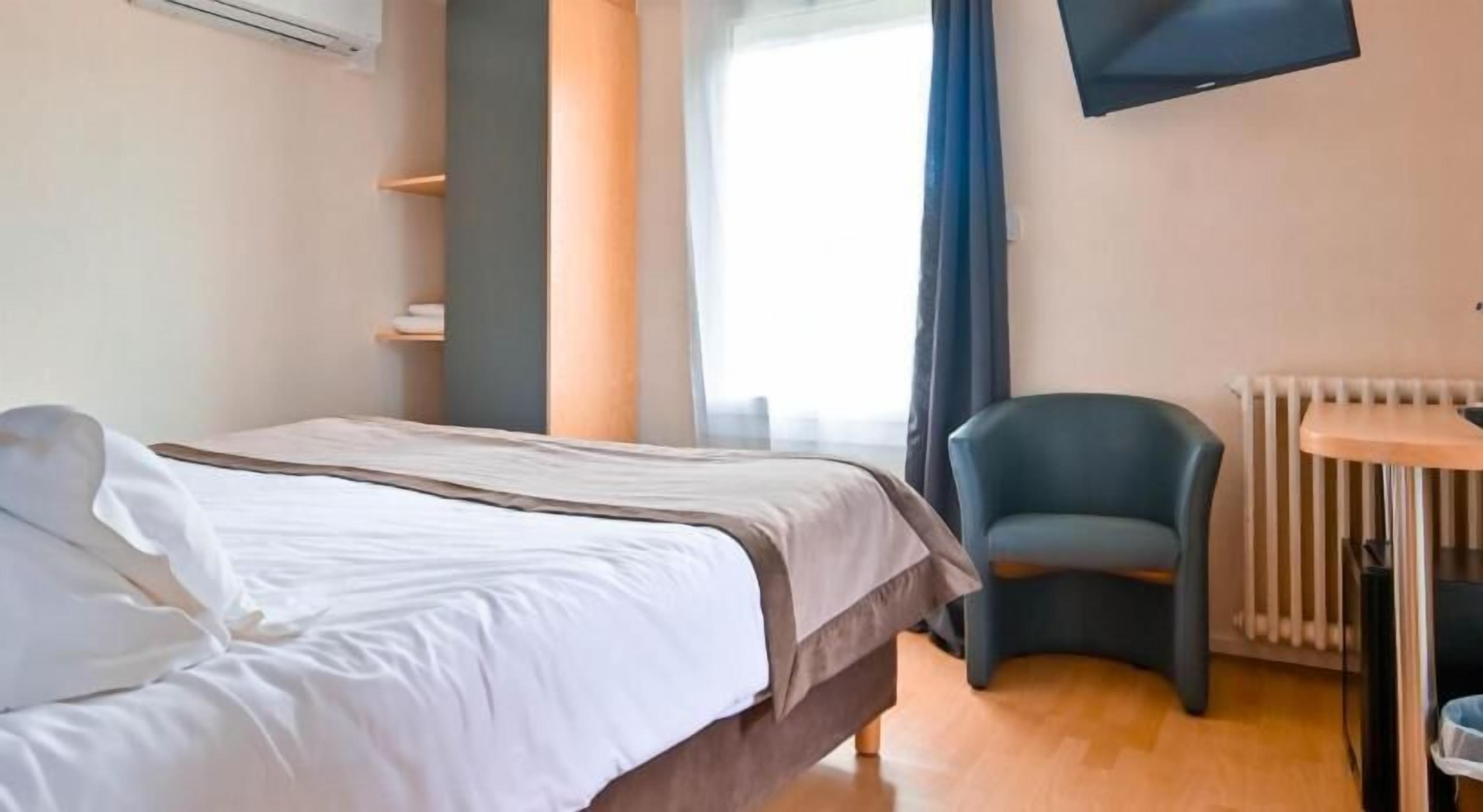 Minibar, in-room safe, desk, iron/ironing board