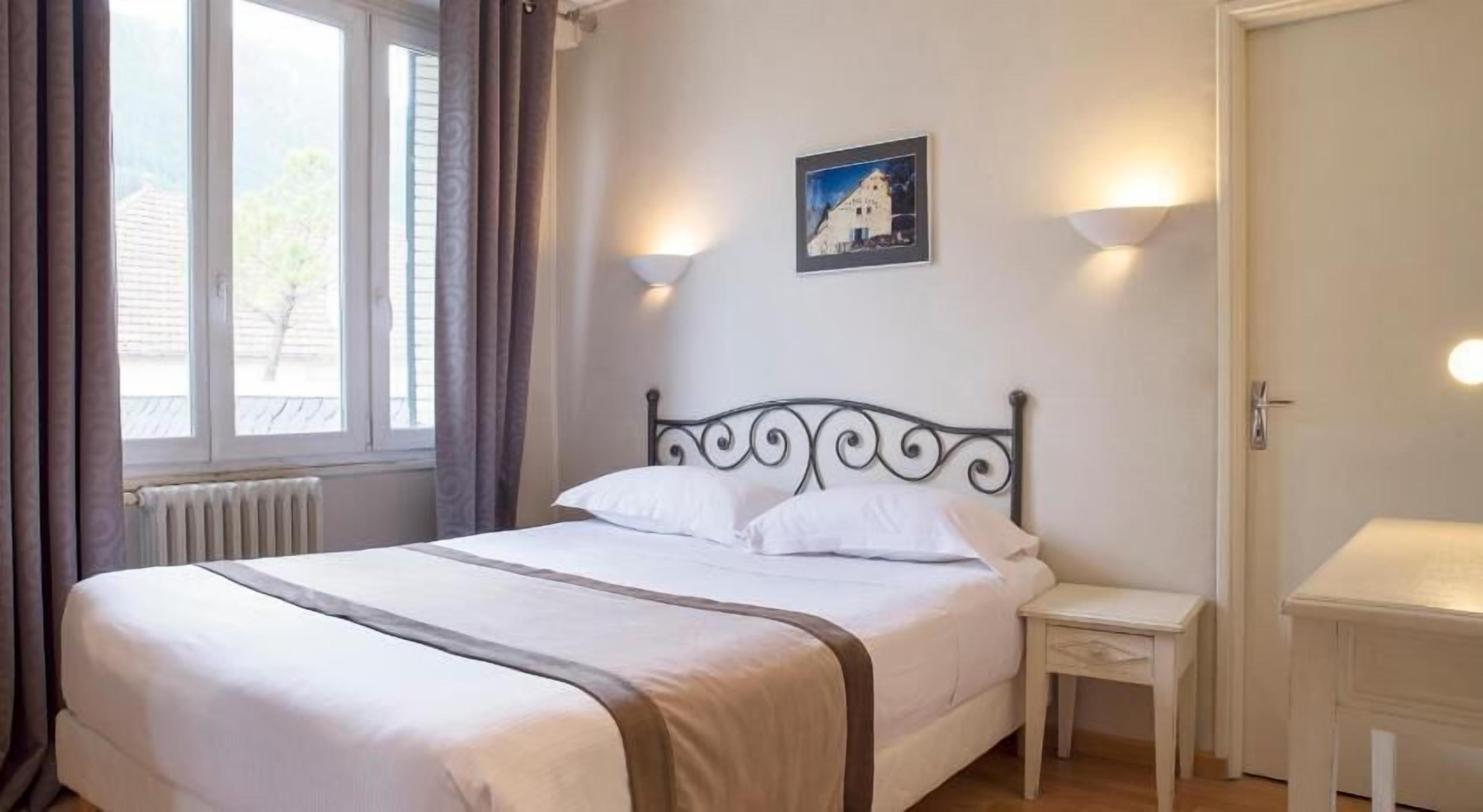 Minibar, in-room safe, desk, iron/ironing board