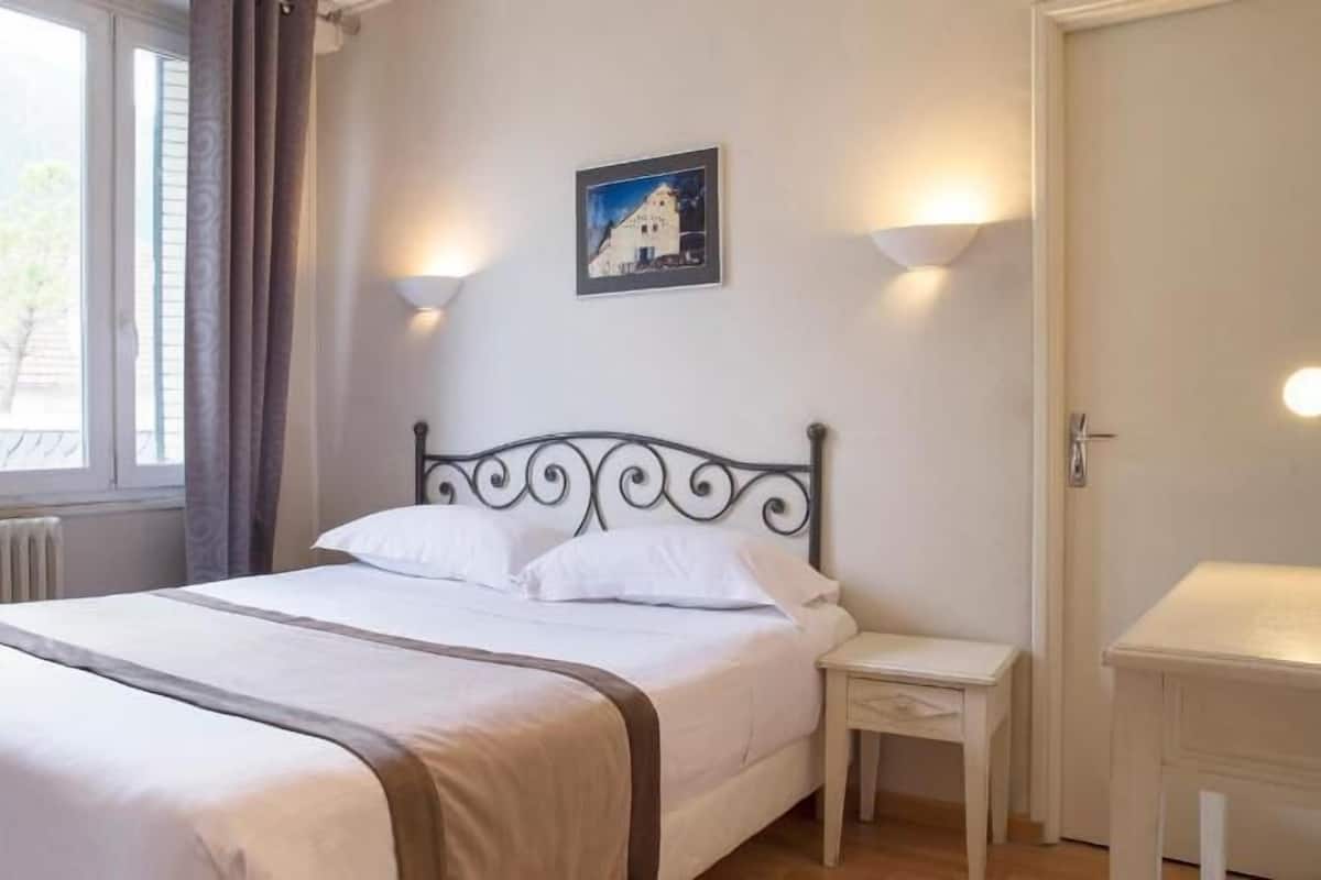 Minibar, in-room safe, desk, iron/ironing board