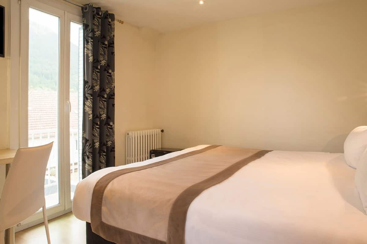 Comfort Double or Twin Room | Minibar, in-room safe, desk, iron/ironing board