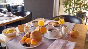 Café da manhã com buffet durante a semana (EUR 15.90 por pessoa)