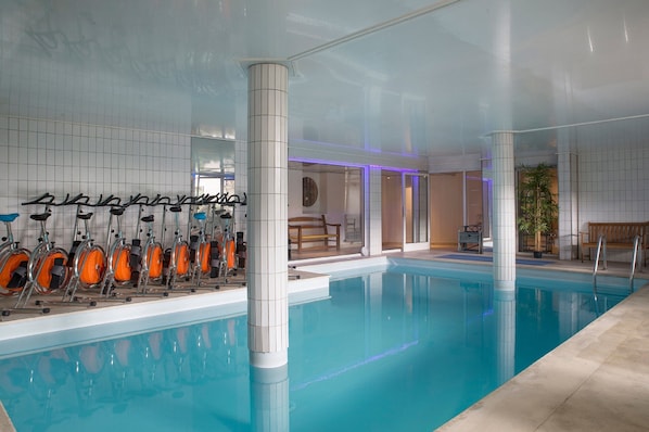 Indoor pool, sun loungers