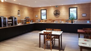 Daily buffet breakfast for a fee - Hôtel Le Picors (Aucun)