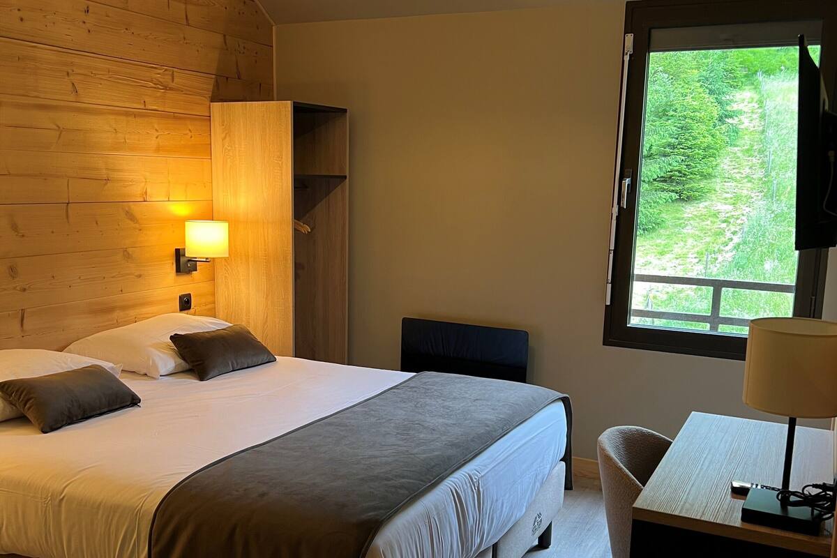 Double Room | Desk, iron/ironing board (on request), cribs (surcharge), WiFi (free)